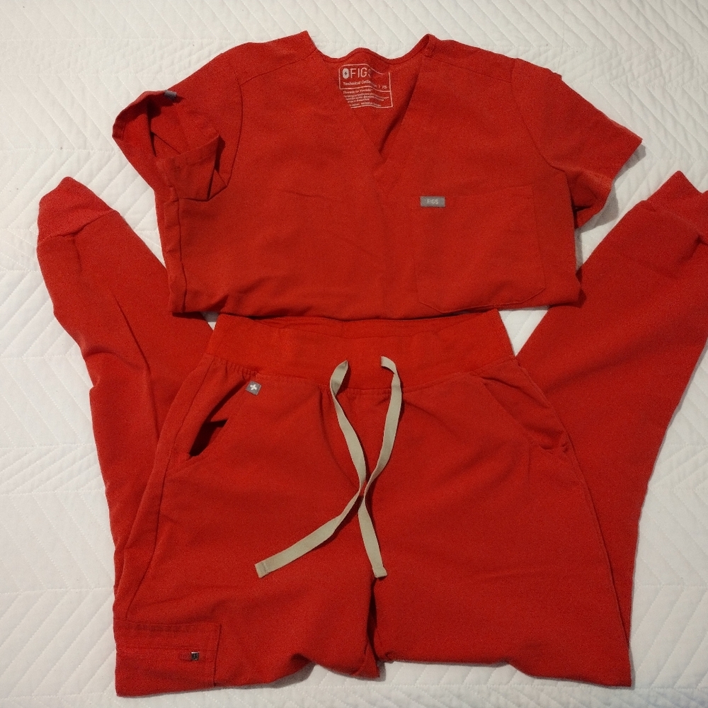 Figs Red Scrub Set
